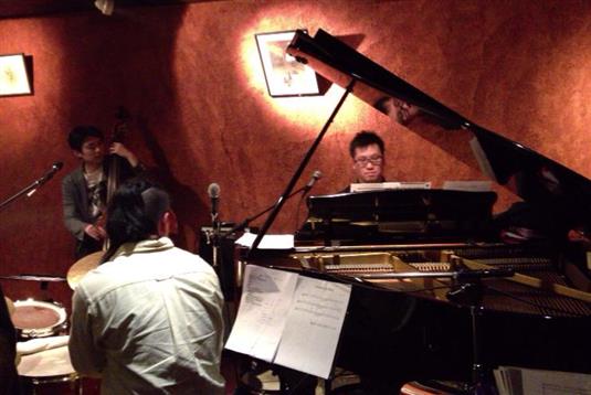 Au Lapin Agile���C�u�\��