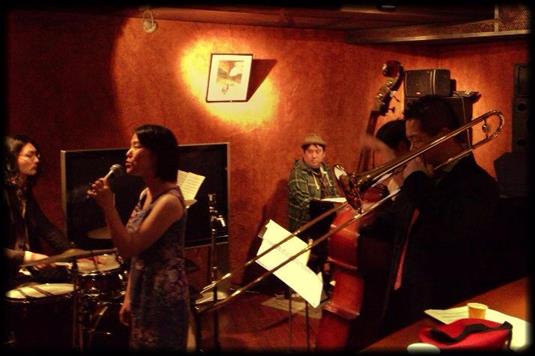 Au Lapin Agile���C�u�\��