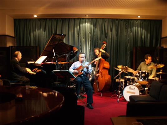JAZZ INN FIRST �W���Y ���C�u�n�E�X